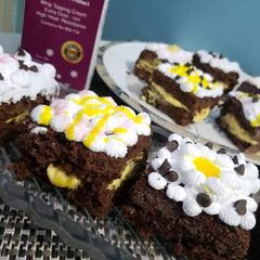 A picture of Mini chocolate and Mango mousse cake🍰.