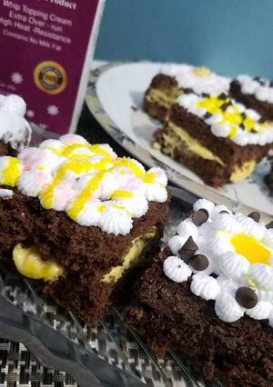 A picture of Mini chocolate and Mango mousse cake🍰.