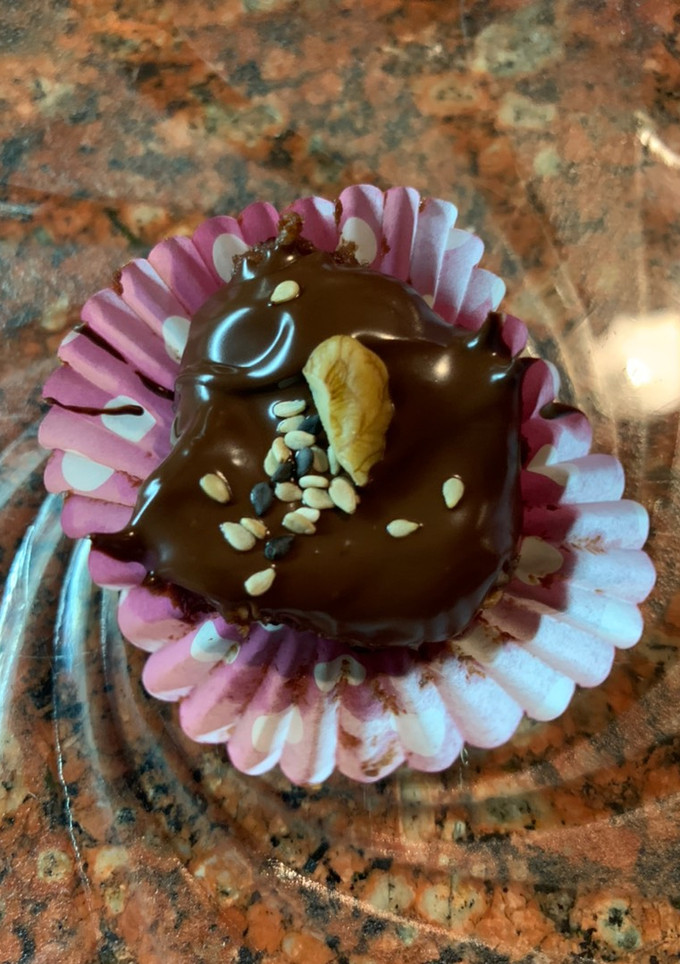 Una foto de BOMBONES de Boniato zanahoria, dátiles, chocolate y frutos secos (sin azúcar agregada y nutritivos)