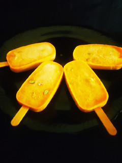 मँगो कुल्फी (mango kulfi recipe in marathi) रेसिपी चे मुख्य फोटो