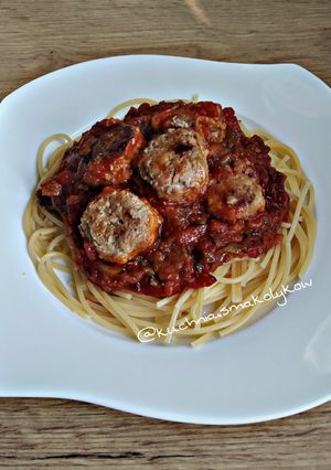 Zdjęcie przepisu Pulpety w sosie pomidorowo - warzywnym z makaronem spaghetti.