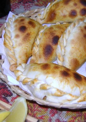 Una foto de Empanadas al horno de carne cortada a cuchillo