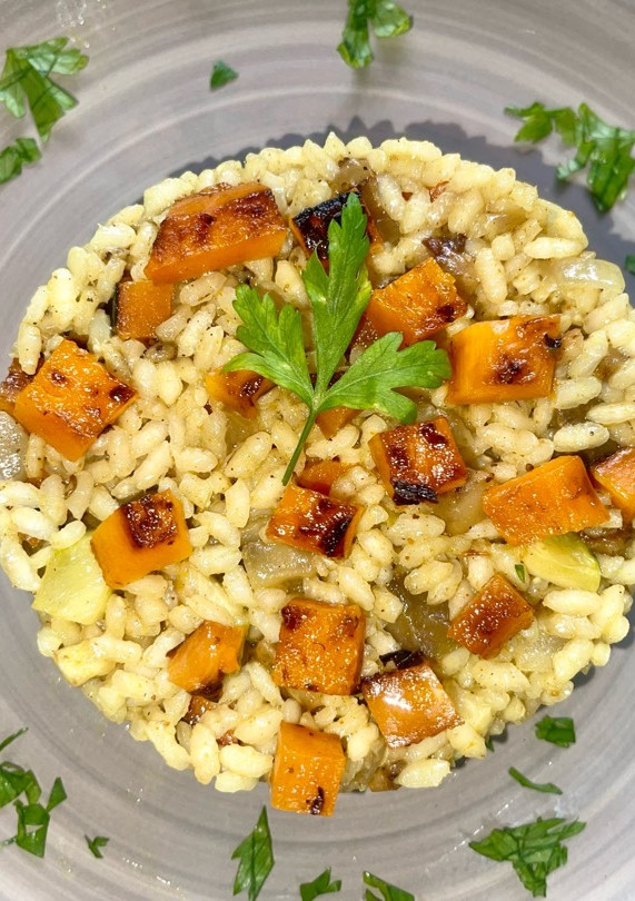 Una foto de Arroz con verduras asadas y curry