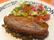 Una foto de carne al horno