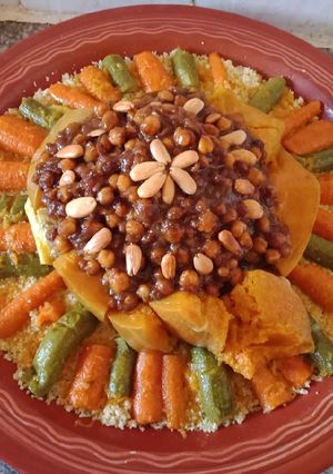 صورة لوصفة كسكس مغربي بالخضر والزبيب والحمص معسلين 😋👌