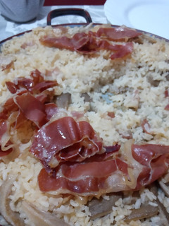 Una foto de Arroz con jamón y setas