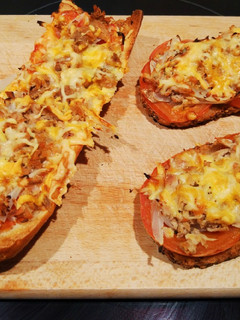 Una foto de Pan-pizza o panini de atún y cebolla