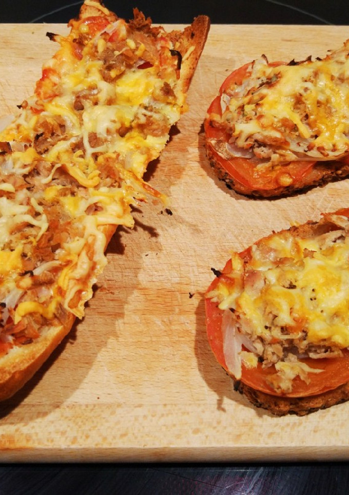 Una foto de Pan-pizza o panini de atún y cebolla