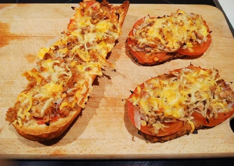 Pan-pizza o panini de atún y cebolla