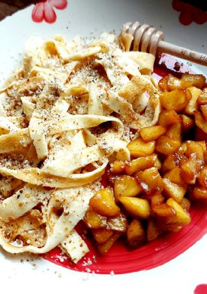 O poză a rețetei Tagliatelle din clătite cu măr, miere și nucă.