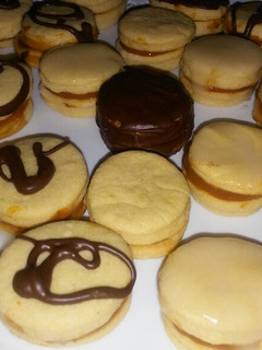 Una foto de Alfajores de dulce de leche 100% artesanales 😉😋😋