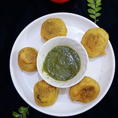 A picture of Aloo bonda.