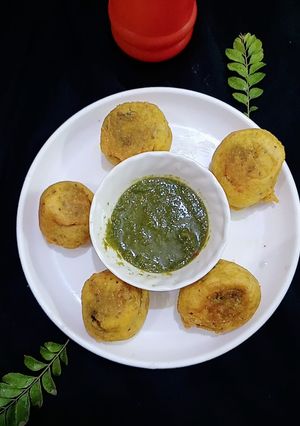 A picture of Aloo bonda.