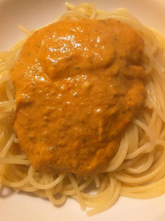 Una foto de Pasta al pesto rojo