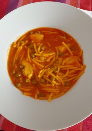 Una foto de Pescao guisado con fideos