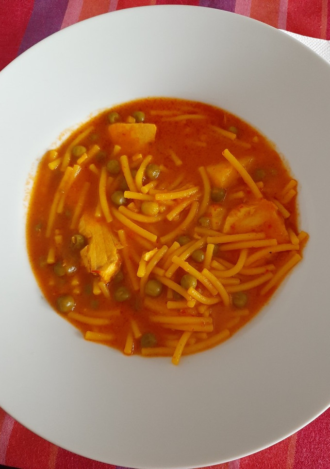 Una foto de Pescao guisado con fideos