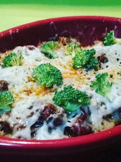 Una foto de Gratín de goulasch con parmesano y brotes de brócoli
