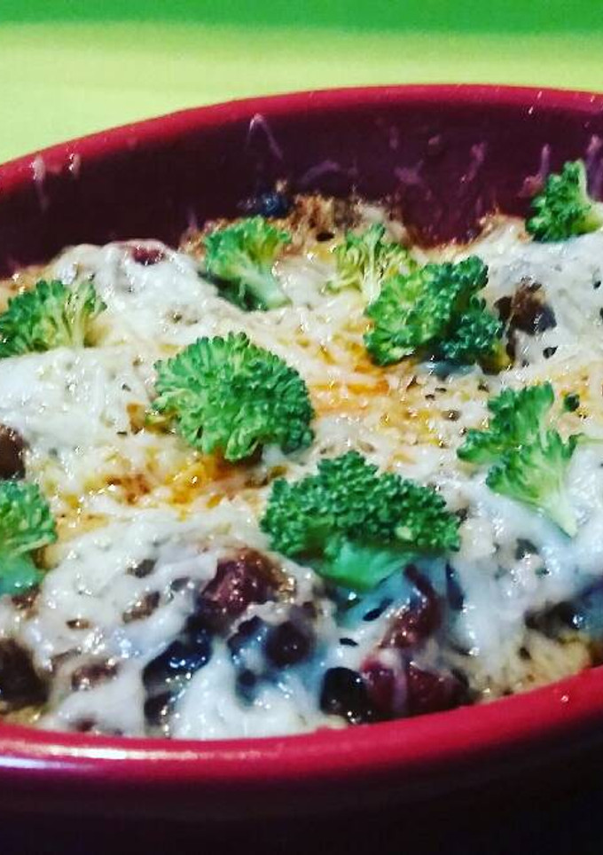 Una foto de Gratín de goulasch con parmesano y brotes de brócoli
