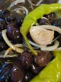 Olivas Negras aliñadas con Cebolla, Ajo y Guindilla