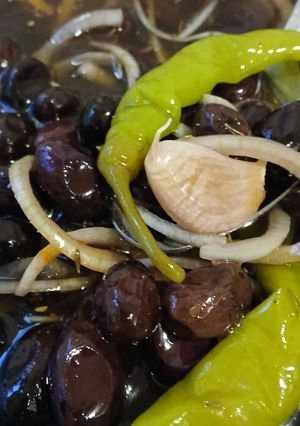 Una foto de Olivas Negras aliñadas con Cebolla, Ajo y Guindilla