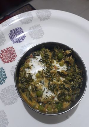 A picture of Methi matar malai.