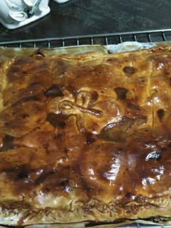 Una foto de Empanada de beicon queso y rulo de cabra
