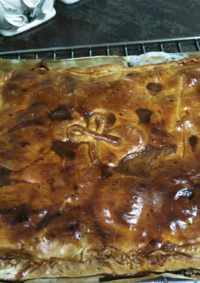 Una foto de Empanada de beicon queso y rulo de cabra