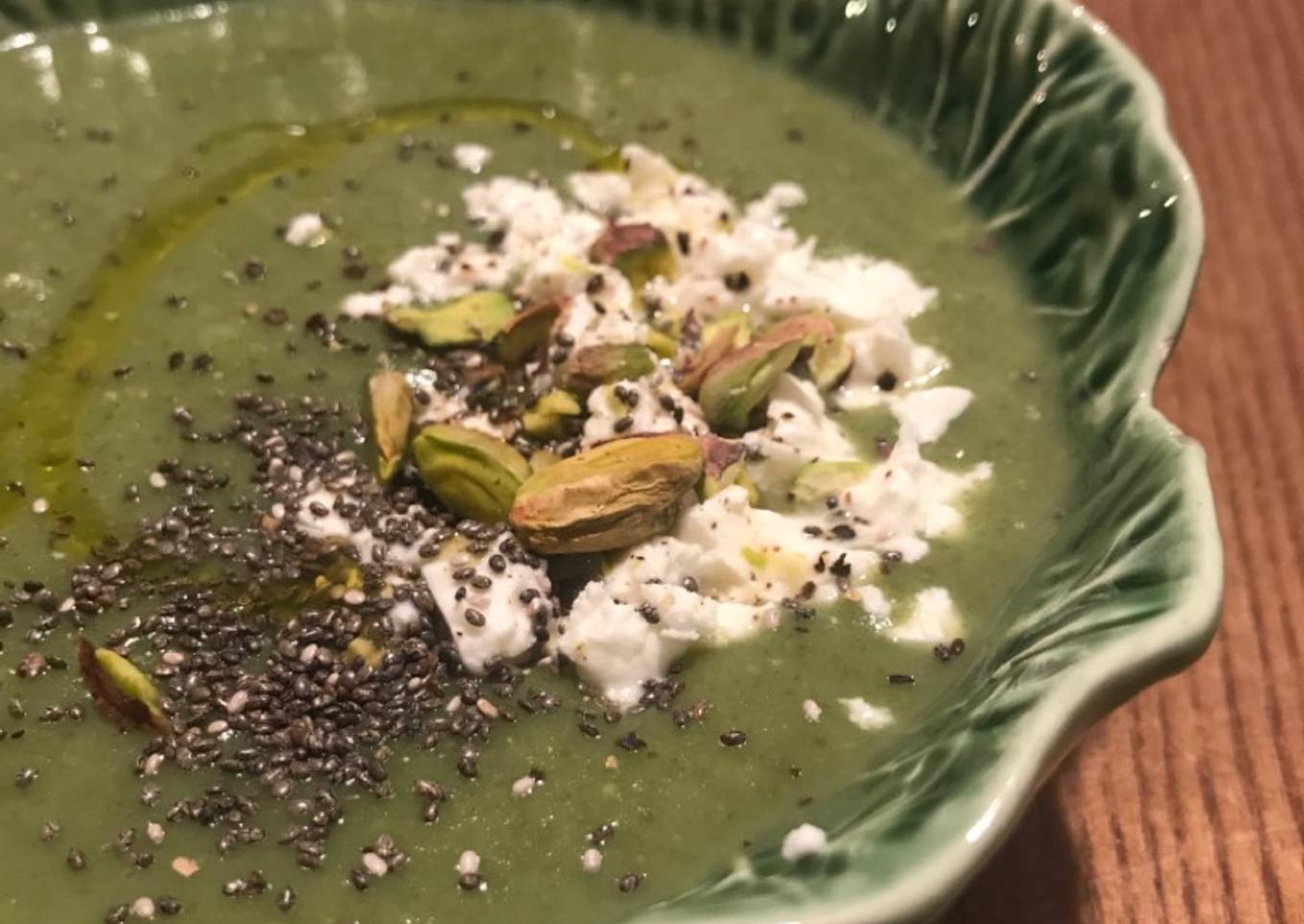 Crema de espinacas, pistachos y puerros