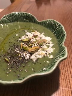 Una foto de Crema de espinacas, pistachos y puerros