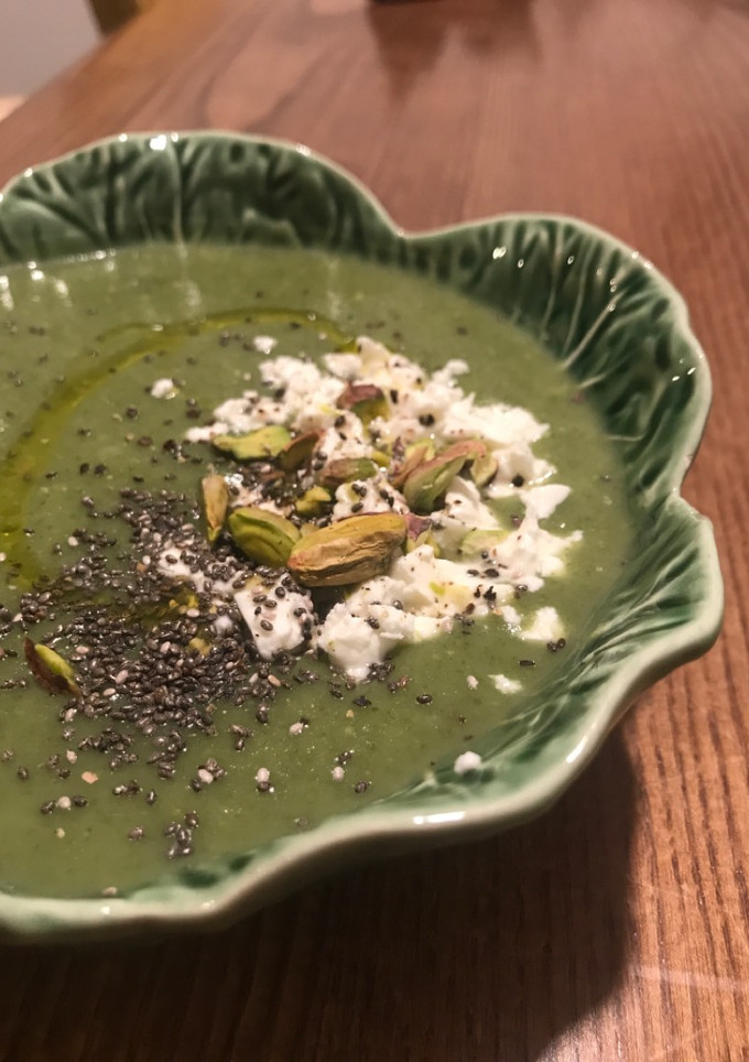 Una foto de Crema de espinacas, pistachos y puerros