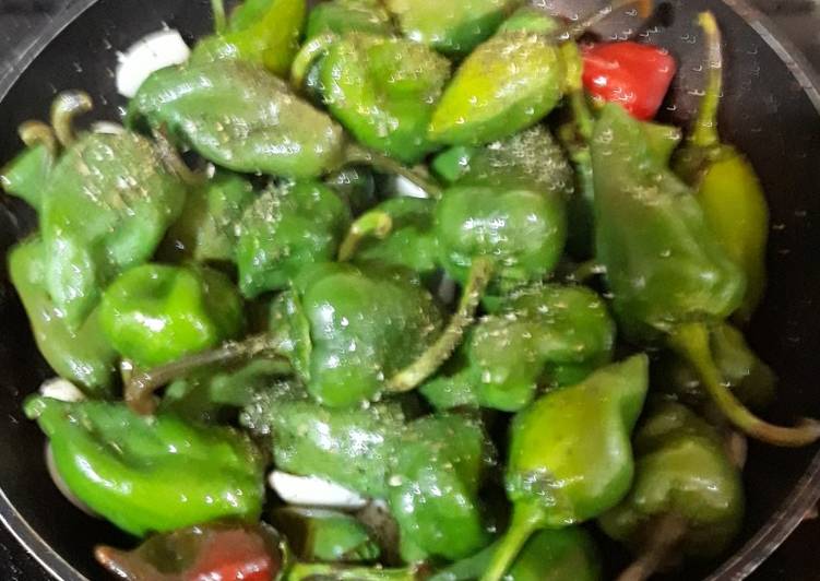 Pimientos del padrón con ajos y perejil