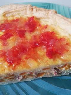 Una foto de Quiche de calabaza, nabos y bacon con confitura de piquillos
