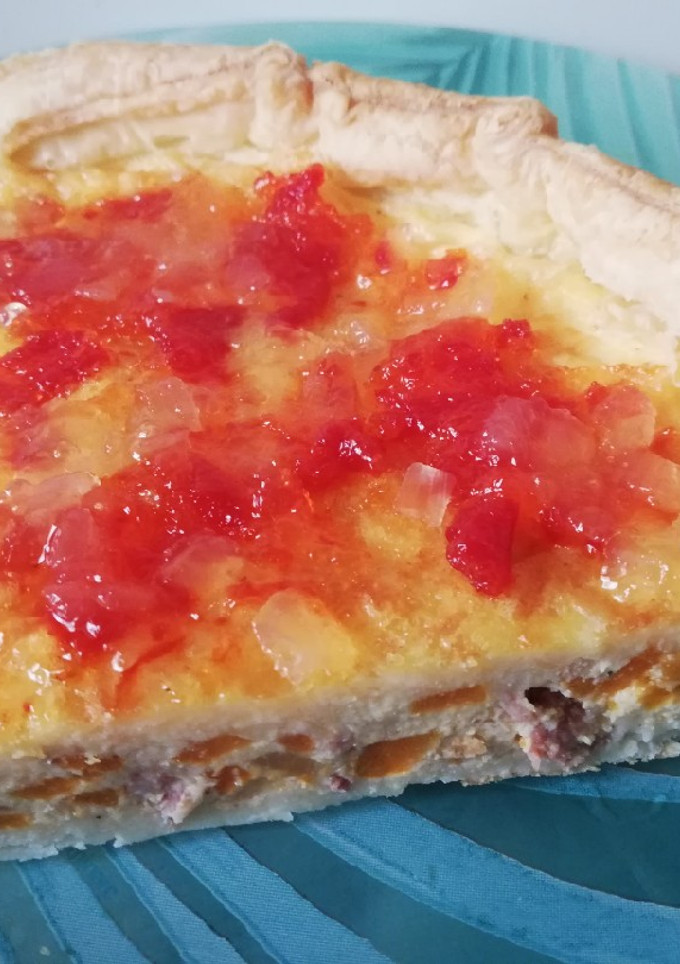 Una foto de Quiche de calabaza, nabos y bacon con confitura de piquillos