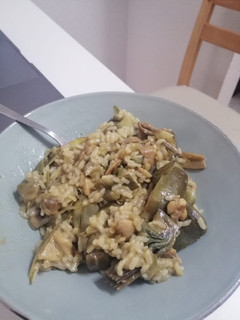 Una foto de Arroz con alcachofas y champiñones sin histamina / vegano