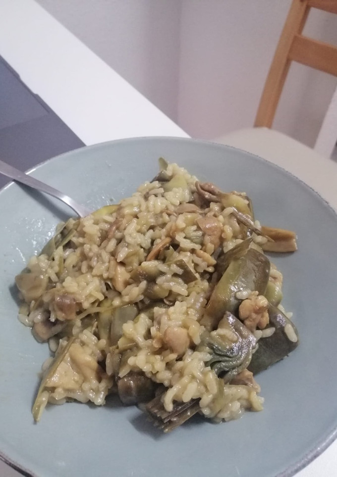 Una foto de Arroz con alcachofas y champiñones sin histamina / vegano
