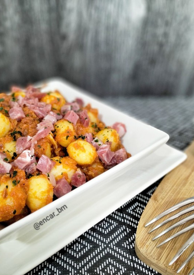 Una foto de Patatas ahumadas con jamón en salsa de tomate picantona