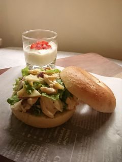 柚香優格雞柳沙拉貝果堡 的食譜成品照片