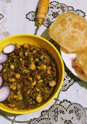 A picture of Puri with Mixed Dal Tadka.
