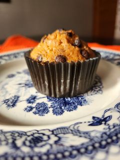 Una foto de Magdalena de zanahoria y chispas de chocolate