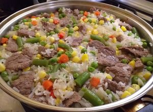 Una foto de Paella de carne posta rosada