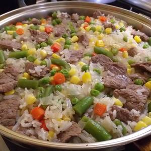 Paella de carne posta rosada