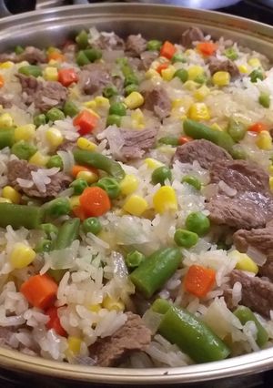 Una foto de Paella de carne posta rosada