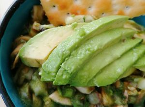 Una foto de Aguachile vegano🥗🍄🥑