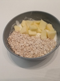 Una foto de Bol de avena con manzana