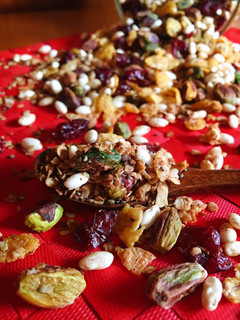 Una foto de Granola de pistachos y arándanos a la sartén
