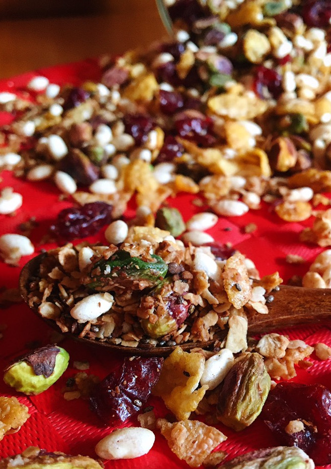 Una foto de Granola de pistachos y arándanos a la sartén