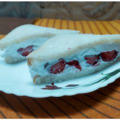 A picture of Strawberries🍓 Sandwich.
