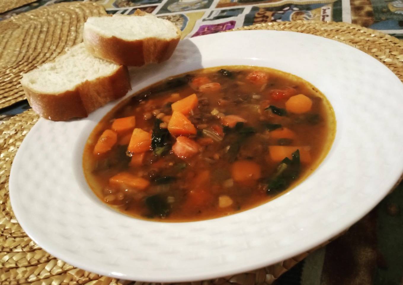 Sopa de salchichas y lentejas