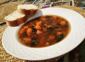 Una foto de Sopa de salchichas y lentejas