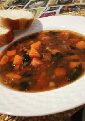 Una foto de Sopa de salchichas y lentejas